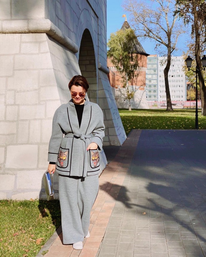 Рейтинг дня: Татьяна Брухунова в сером костюме на улочках Тулы