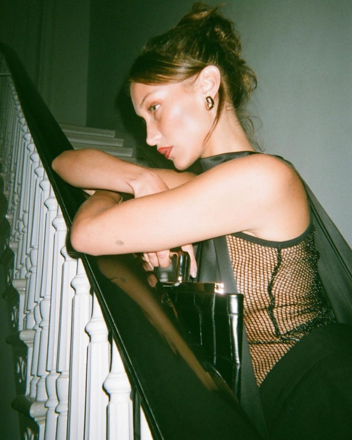 Белла Хадид обнажила грудь для эффектной рекламы Givenchy