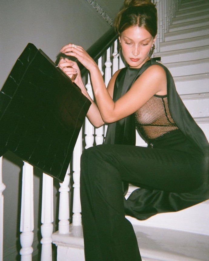 Белла Хадид обнажила грудь для эффектной рекламы Givenchy