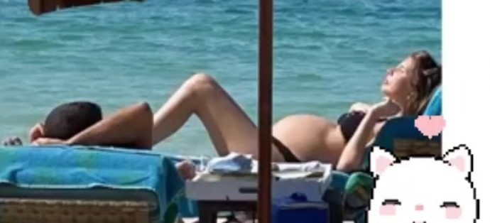 Беременная Кети Топурия замечена на пляже