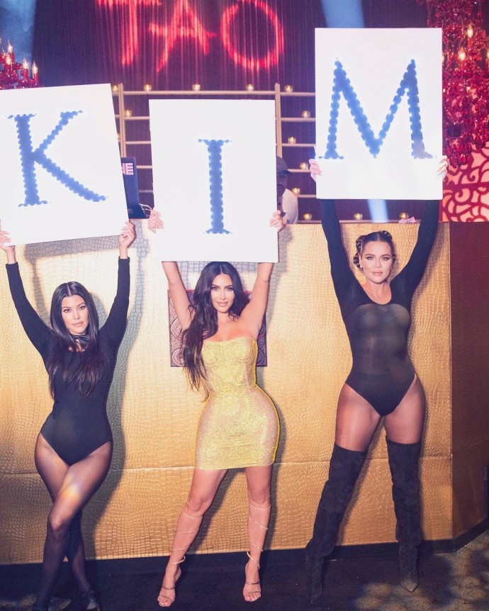 Ким Кардашьян опубликовала фото в микро-бикини в честь своего 40-летия