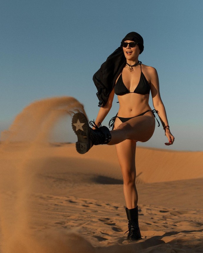 Елена Летучая в чёрном бикини и ботинках снялась в пустыне