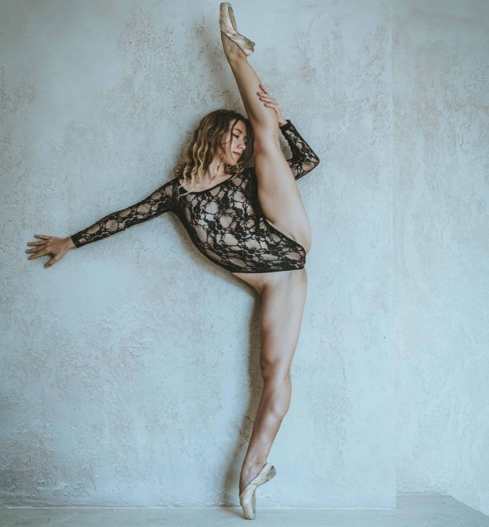 Романенко таня танцовщица. Балерины с оголенным животом. Танцорша в оголенном.