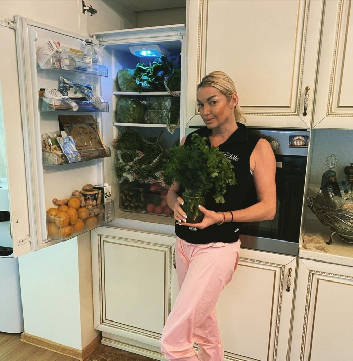 Анастасия Волочкова удивила подписчиков содержимым своего холодильника