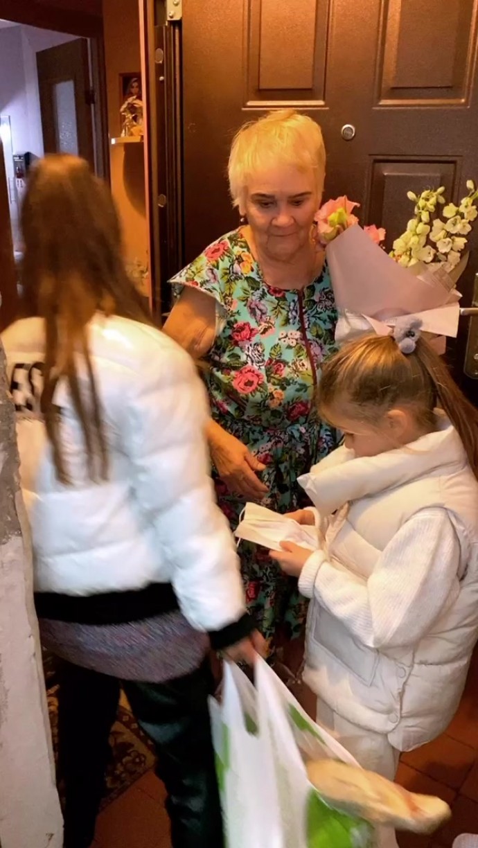 Ксения Бородина вместе с детьми навестила маму и бабушку