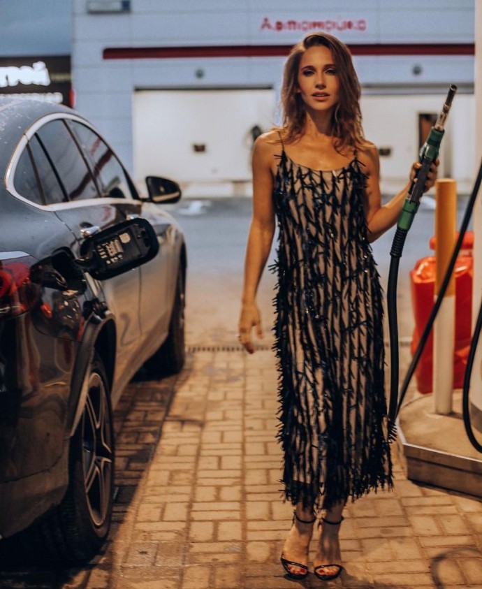 Рейтинг дня: Юлия Ковальчук отправилась на заправку в полупрозрачном платье