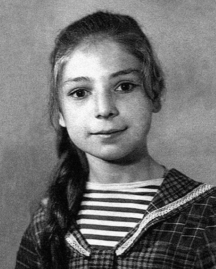 В Сети опубликован редкий снимок Жанны Агузаровой в детстве