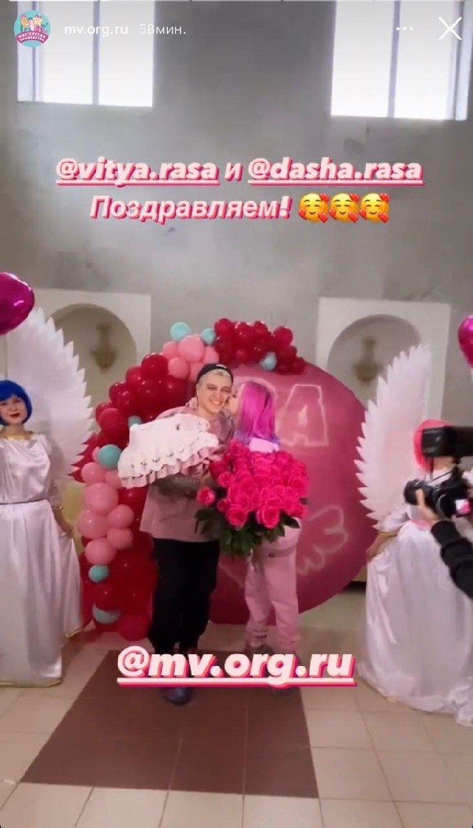 Солистка группы Rasa торжественно выписалась из роддома Солистка группы Rasa торжественно выписалась из роддома