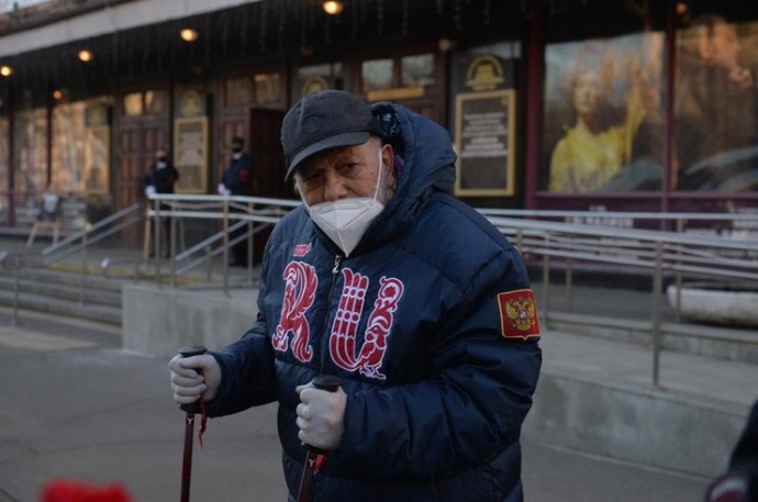 Бедрос Киркоров, передвигаясь при помощи двух палок, пришел на похороны Армена Джигарханяна