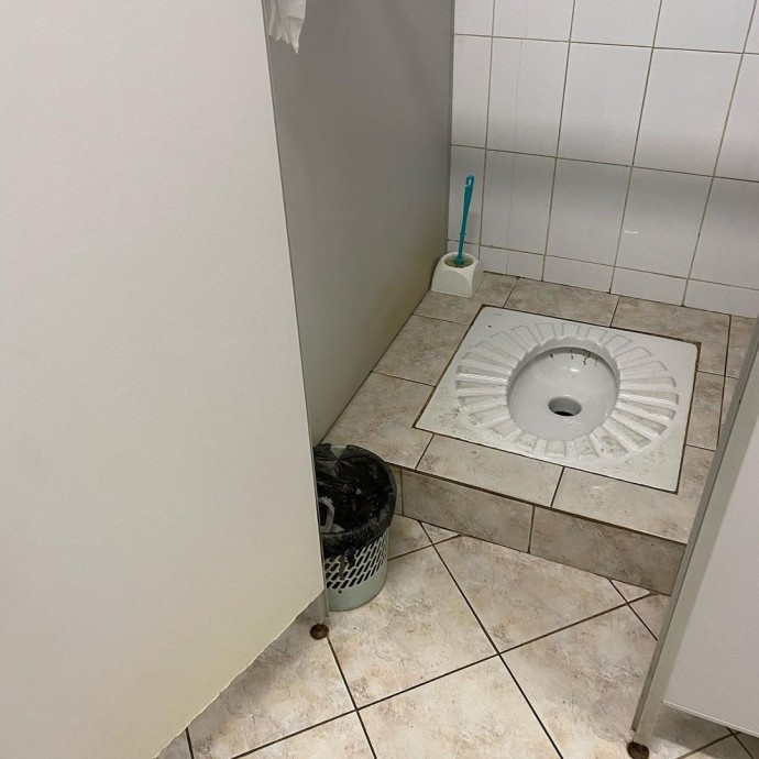 Ксения Собчак устроила скандал из-за плохого туалета в Троице-Сергиевской лавре