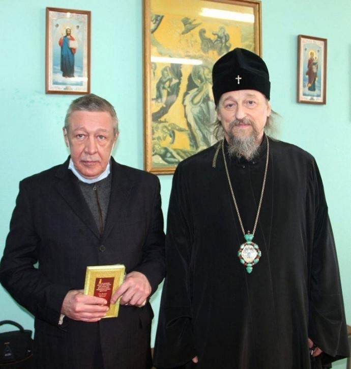 Михаил Ефремов исповедался священнику, подозрительно похожему на Сергея Безрукова Михаил Ефремов исповедался священнику, подозрительно похожему на Сергея Безрукова