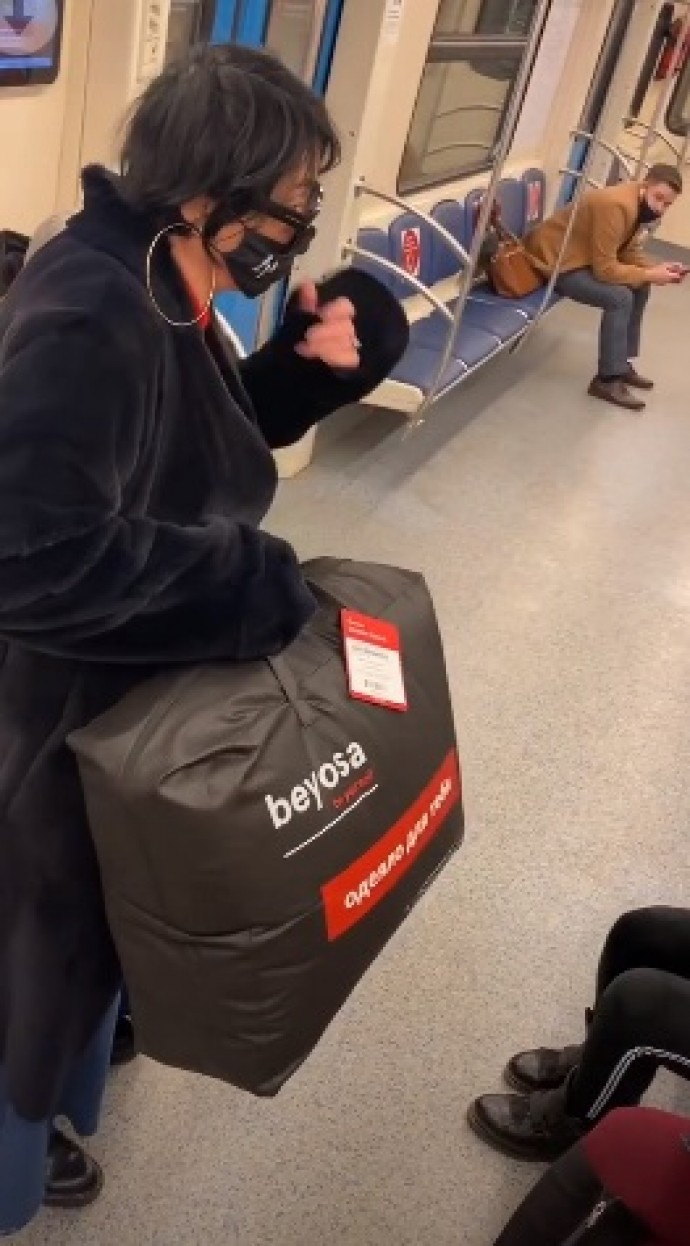 Лолита спустилась в метро дарить пассажирам одеяла и подушки