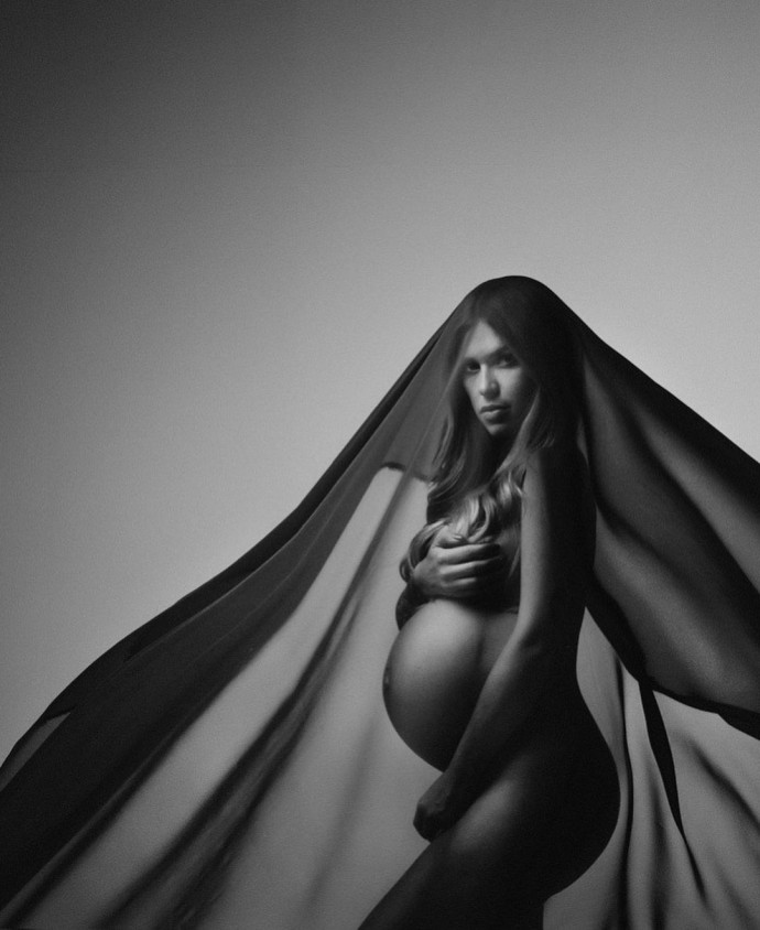 Рита Дакота показала откровенные снимки своей беременности