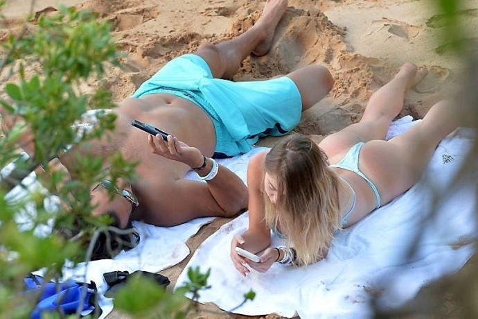 Папарацци подловили актрису Сидни Суини во время любовных утех на пляже