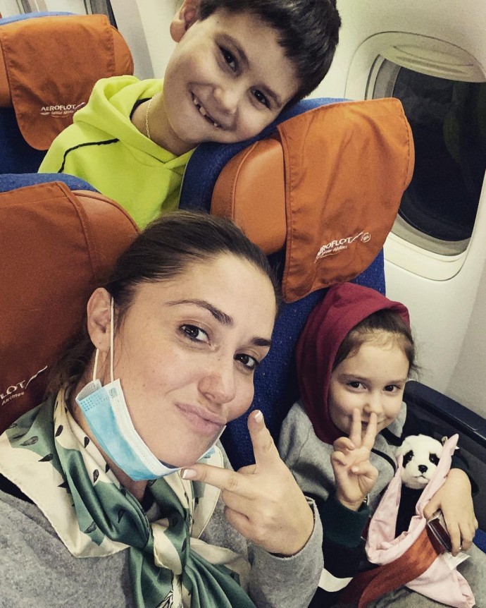 Агата Муцениеце с детьми улетела в отпуск после выписки Павла Прилучного
