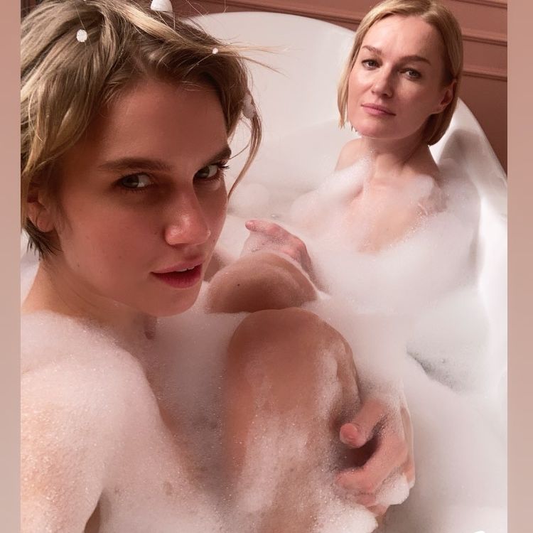Обнажённая Дарья Мельникова приняла ванну с известной актрисой