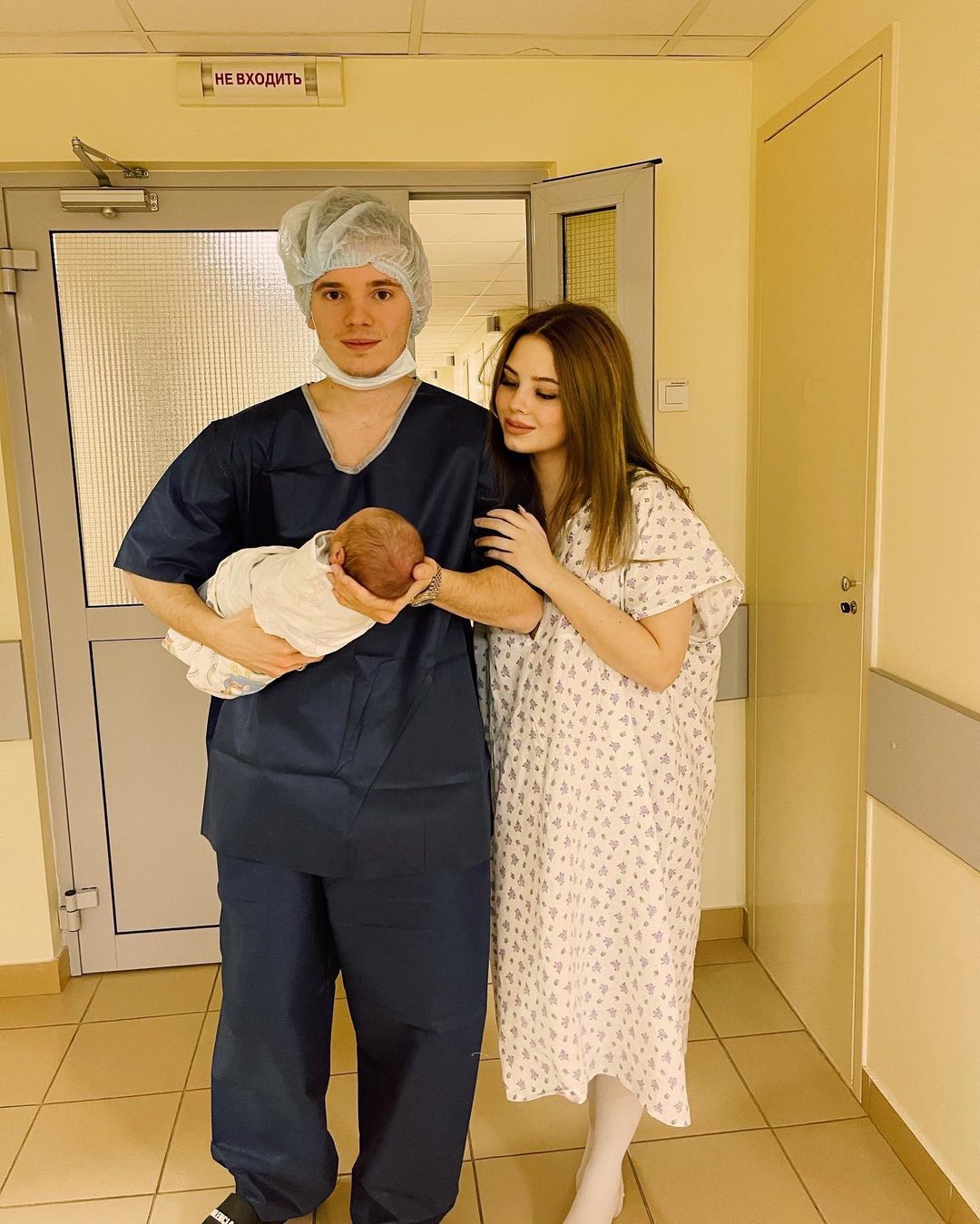 Арсений Шульгин показал новорожденную дочь