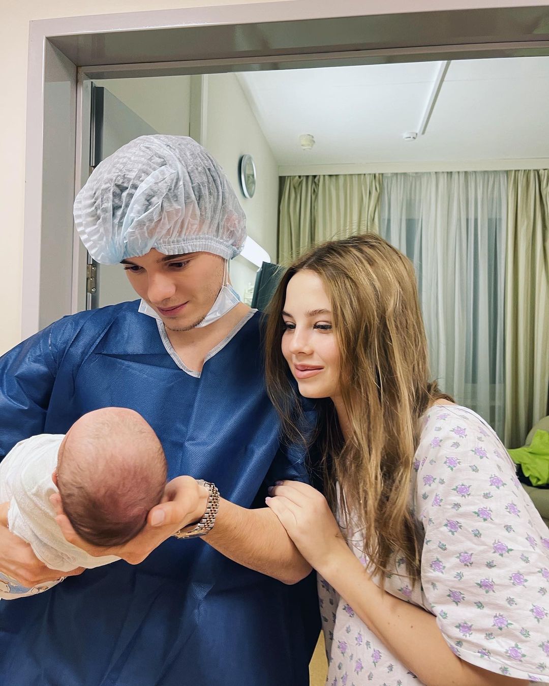 Арсений Шульгин показал новорожденную дочь