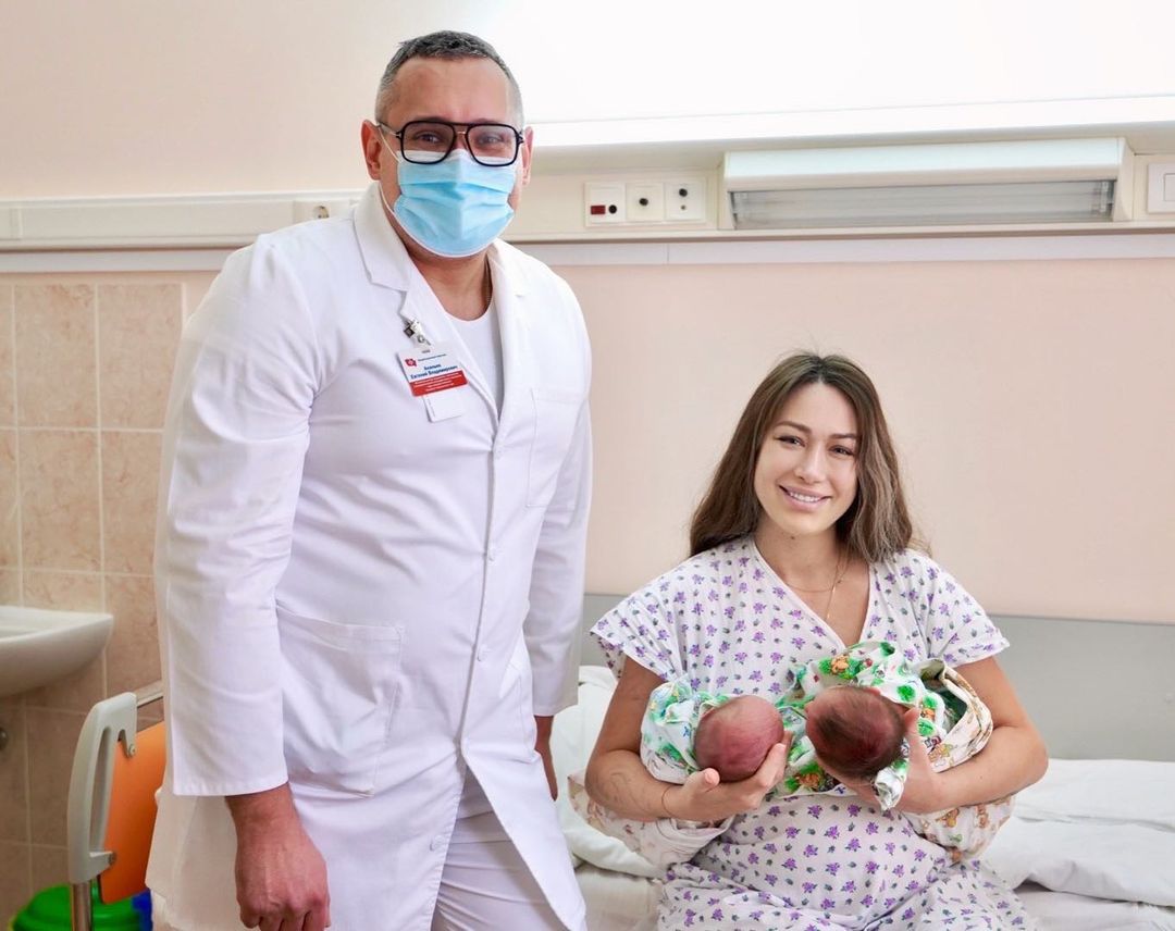 Алена Ашмарина раскрыла имена новорожденных дочерей и показала, как выглядит ее живот после родов