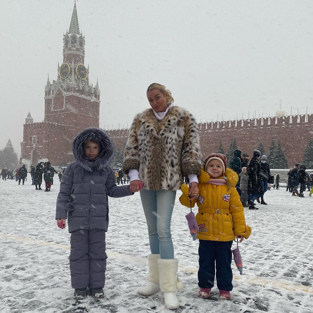 "А где Ариадна?": Анастасия Волочкова отправилась на каток с чужими детьми