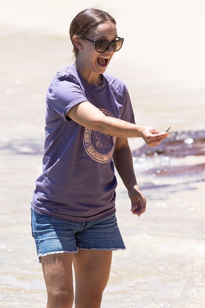 Сильно располневшая в области живота Натали Портман весело провела время на пляже с мужем