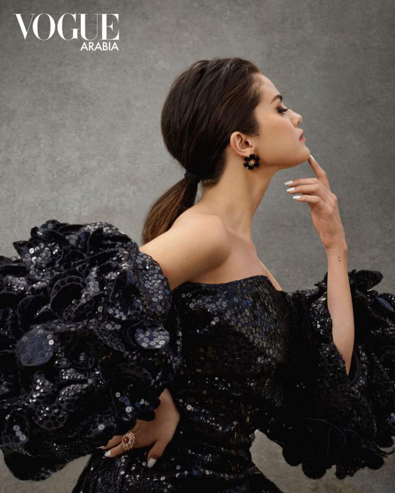 Селена Гомес изящно обнажила плечи в новой фотосессии для Vogue