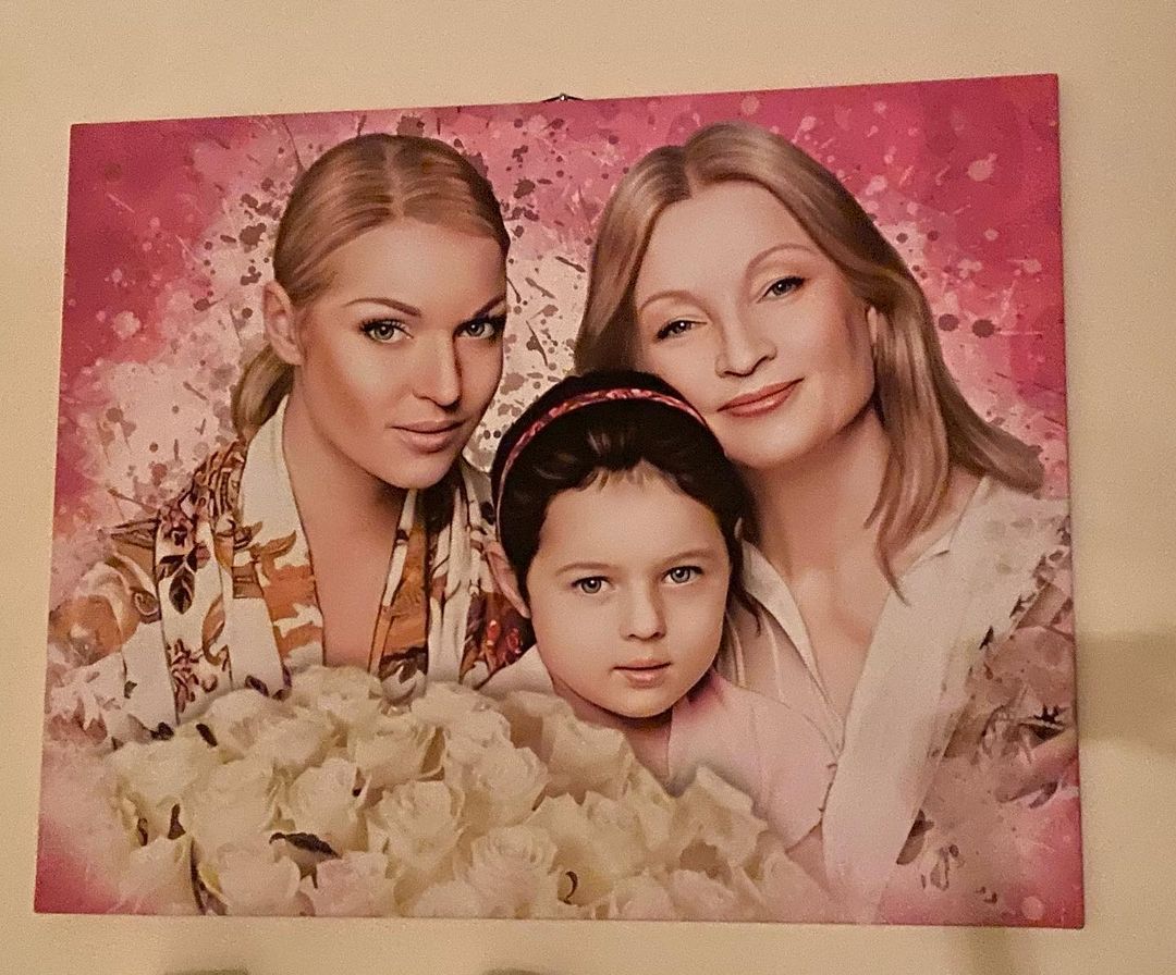 Анастасия Волочкова показала подарок от матери и дочери и нарвалась на скандал с Никой Белоцерковской