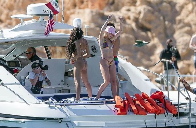 Сестра Кейт Мосс в супер-мини-бикини оттянулась на яхте
