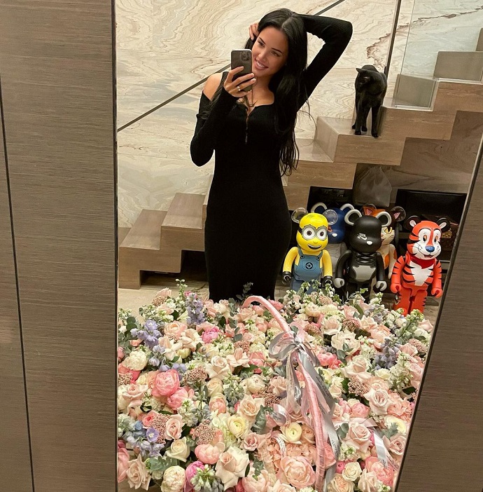 Прилетев в Москву Тимати сразу отправился к Решетовой, а Настя сразу похвасталась новым огромным букетом
