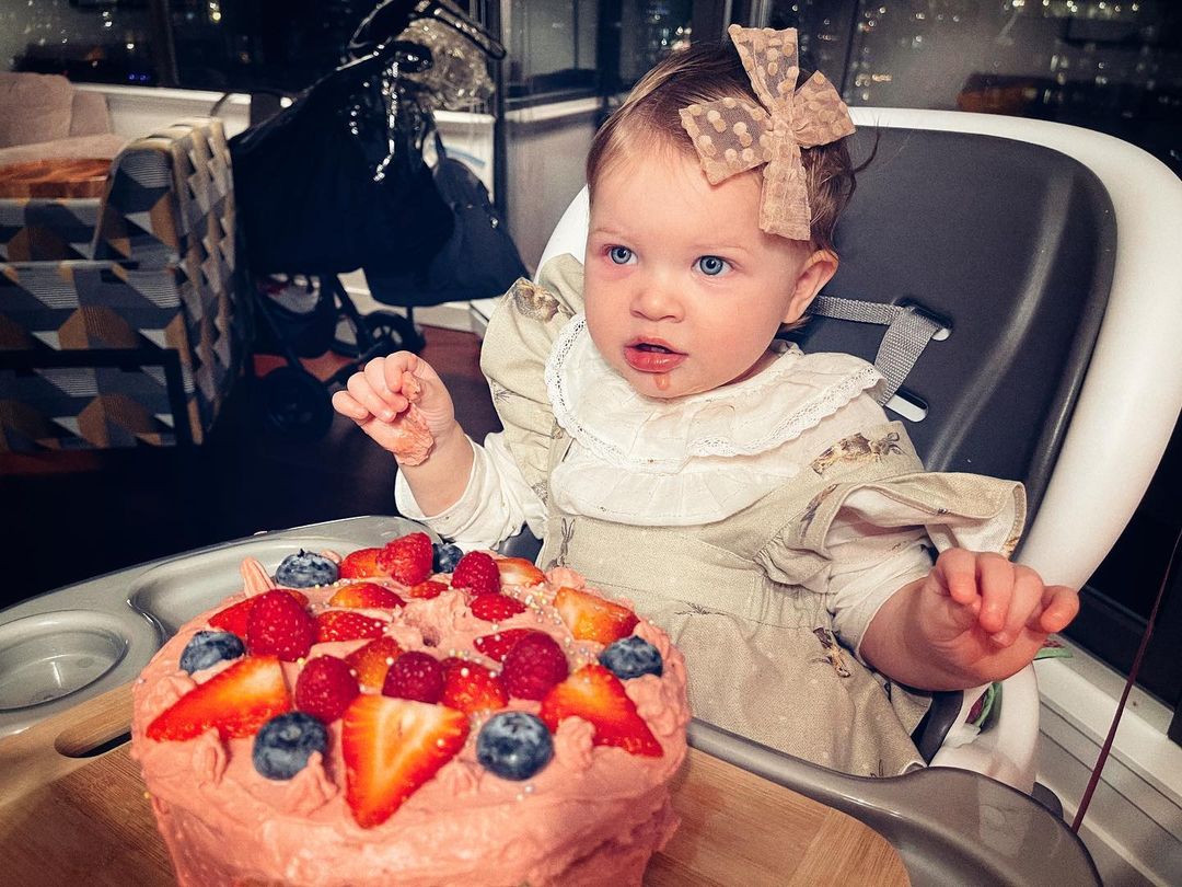 Мила Йовович опубликовала фото с первого дня рождения младшей дочери