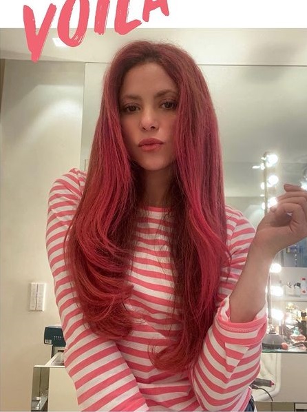 44-летняя певица Шакира перекрасила волосы в малиновый цвет