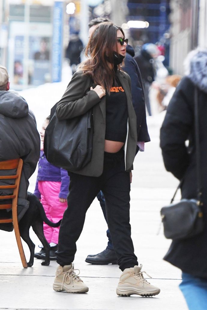 Эмили Ратаковски прогулялась по заснеженным улицам, оголив беременный животик