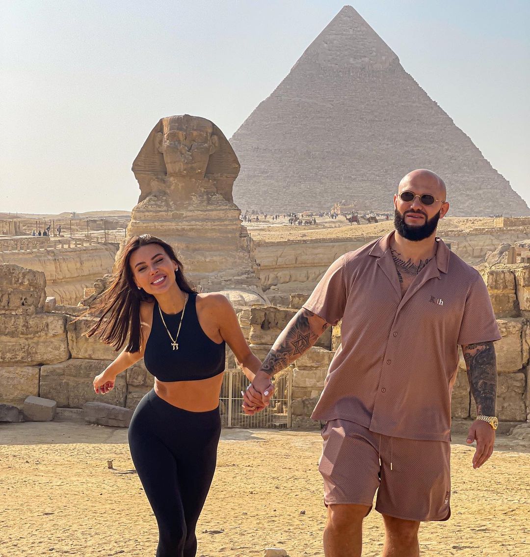 "Завтрак с видом на пирамиды": Оксана Самойлова и Джиган отправились в Каир