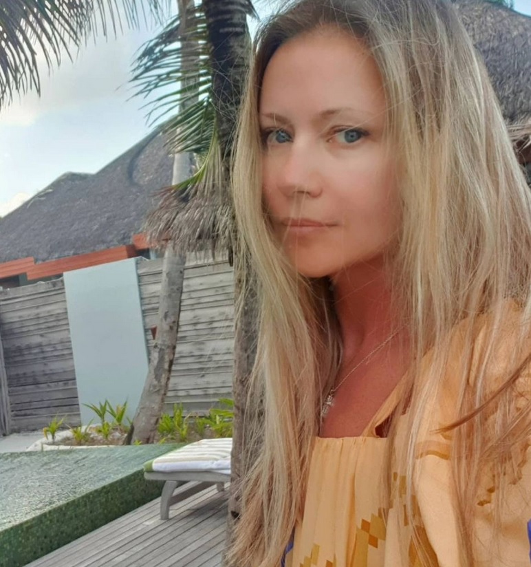 Мария Миронова поделилась кадром в белоснежном бикини на Мальдивах