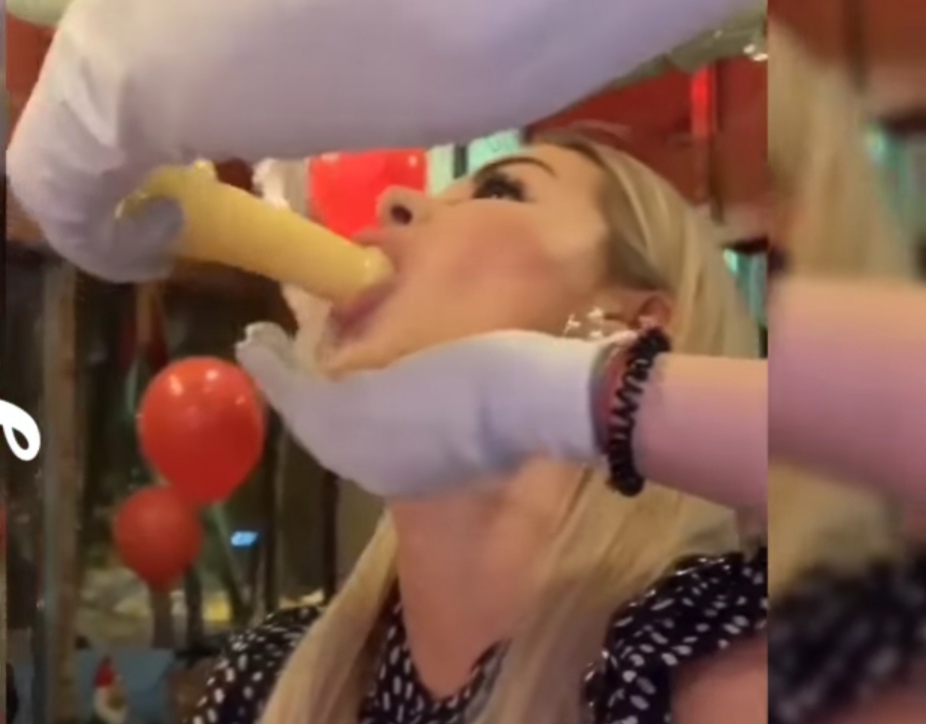 Марина Африкантова весело провела День святого Валентина, взяв за щеку