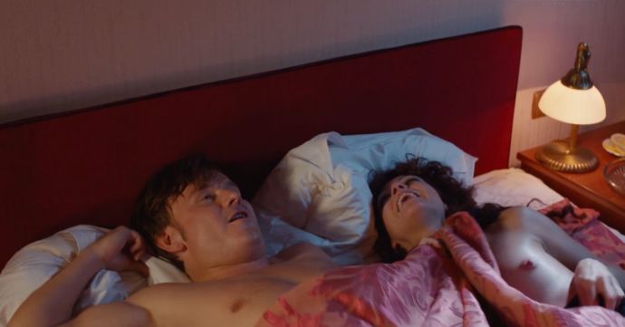 Голенькие Анастасия Макеева и Роман Мальков устроили интимные игрища в ванной, снимая это на видео