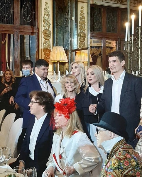 Алла Пугачева в шляпке с красной вуалью пришла на день рождения тяжело больного Вячеслава Зайцева