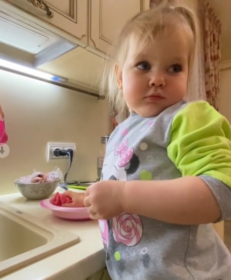 Двухлетняя дочь Леры Кудрявцевой отчитала мать за грязную посуду