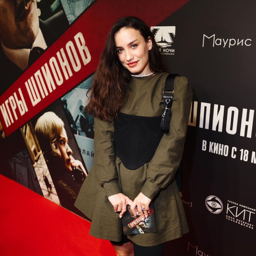 Рейтинг дня: Виктория Дайнеко на премьере фильма предстала в платье в стиле милитари