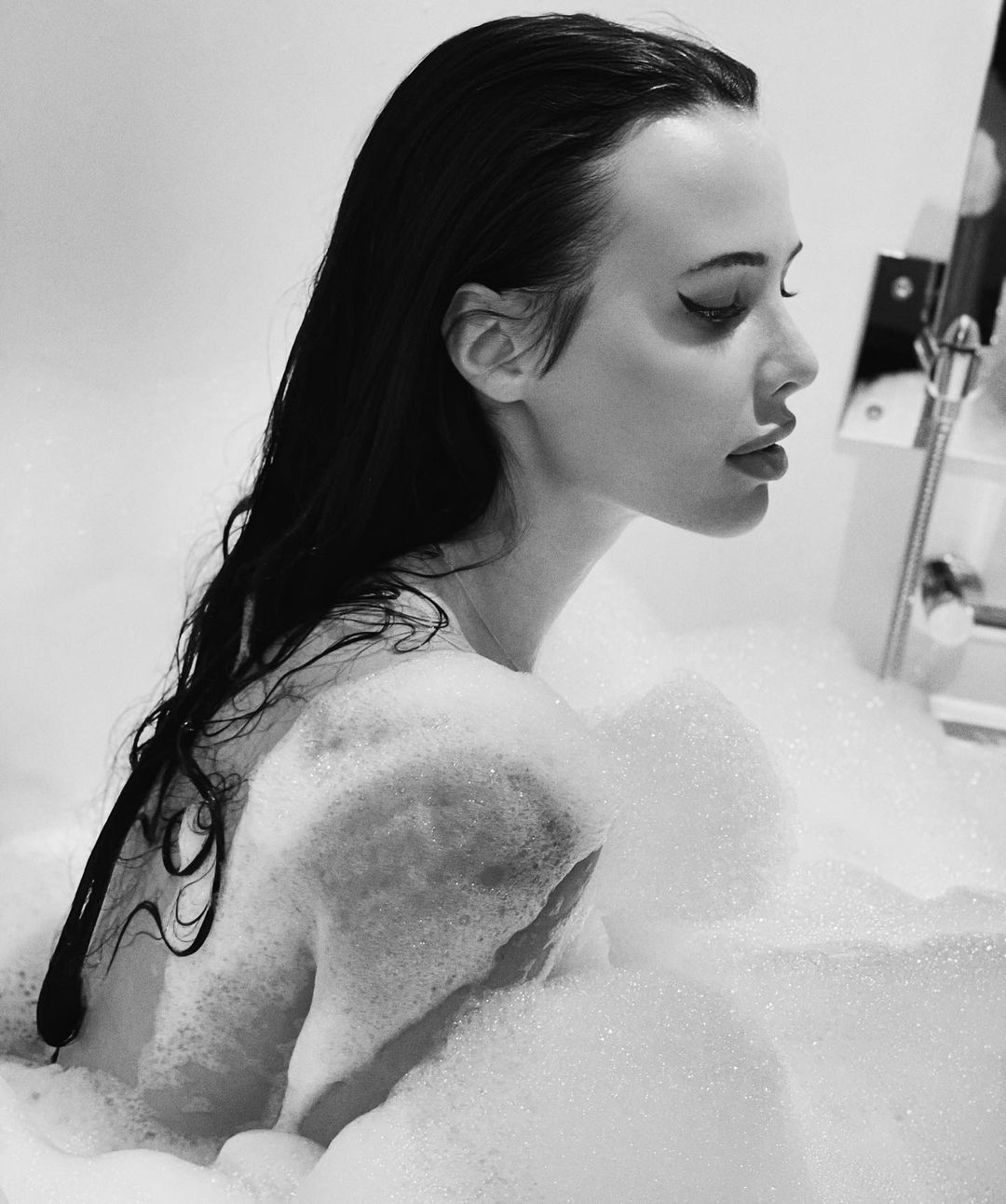 Тимати отлайкал фотографии голой Анастасии Решетовой в ванной