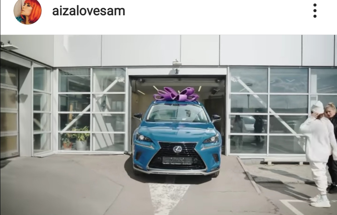 Айза Долматова подарила родителям дорогой автомобиль