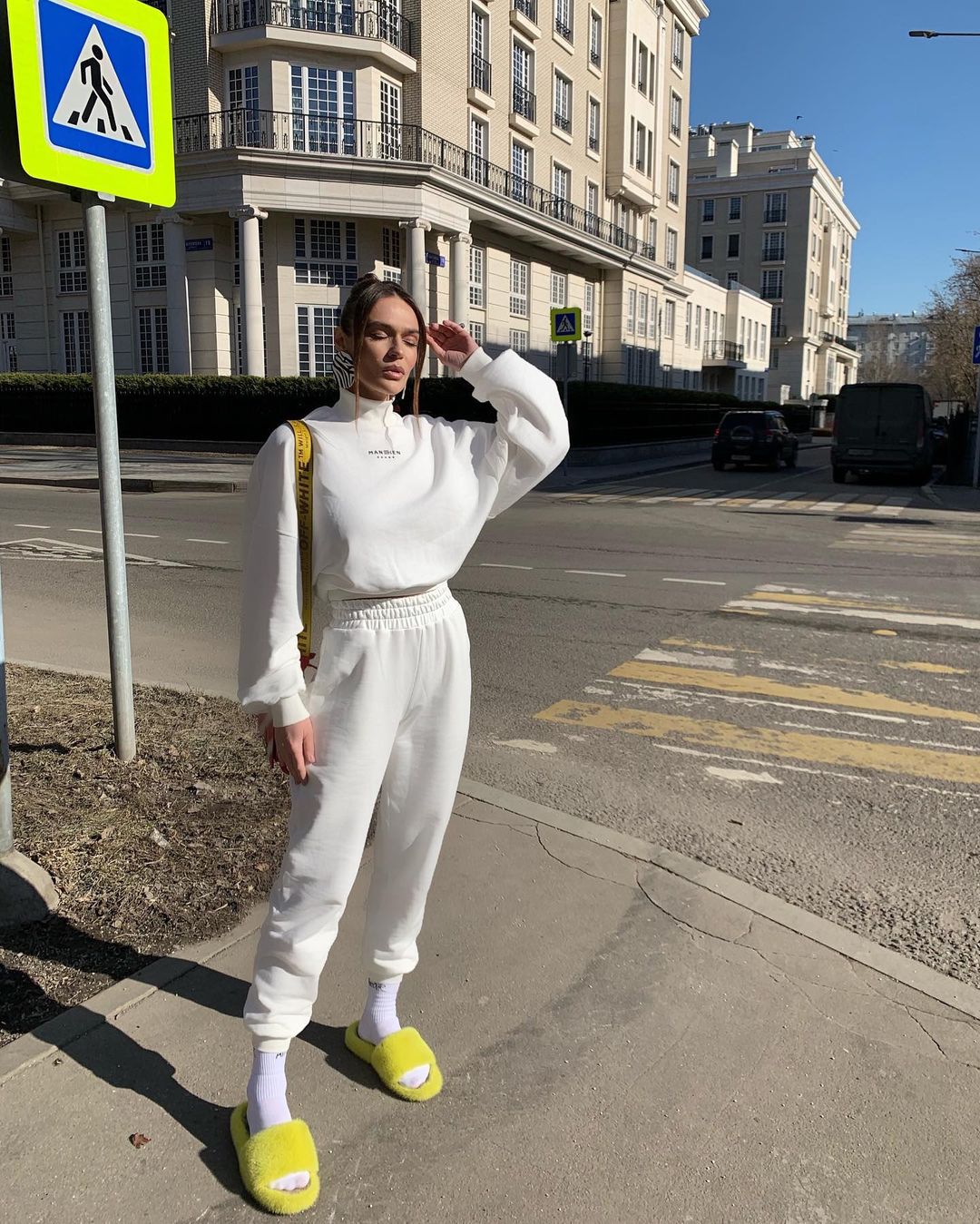 Рейтинг дня: Алёна Водонаева в лимонных тапках прогулялась по Москве