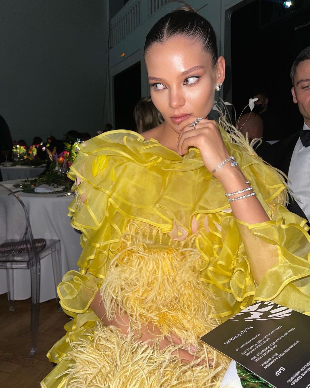Леся Кафельникова появилась на мероприятии в "беременном" платье от Натальи Водяновой