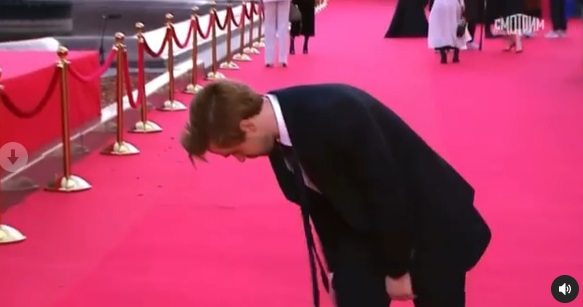 Александр Петров упал на красной дорожке Московского международного кинофестиваля