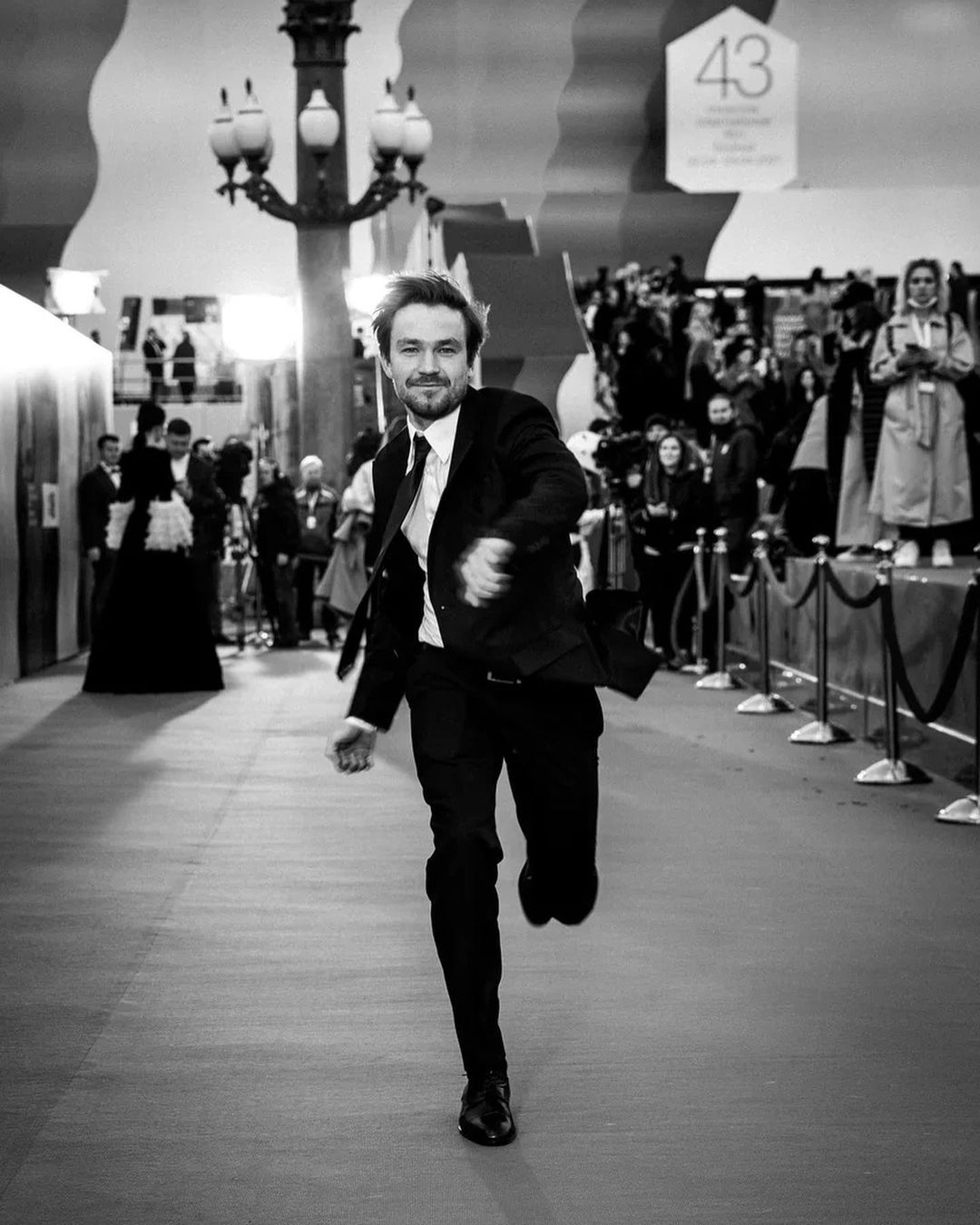Александр Петров упал на красной дорожке Московского международного кинофестиваля