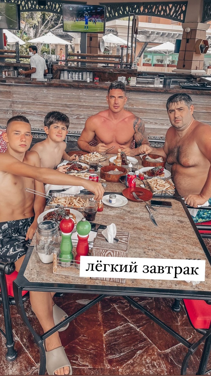 Стало известно с кем Курбан Омаров отдыхает в Дубае