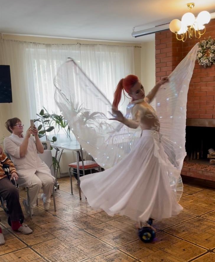 Блогеры устроили танцы на гироскутерах в Доме престарелых 