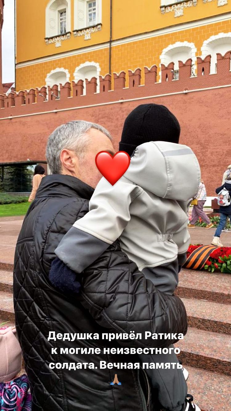 Анастасия Решетова показала в Инстаграм любимого мужчину, скрыв его лицо смайликом. И это не Тимати и не Ратмир