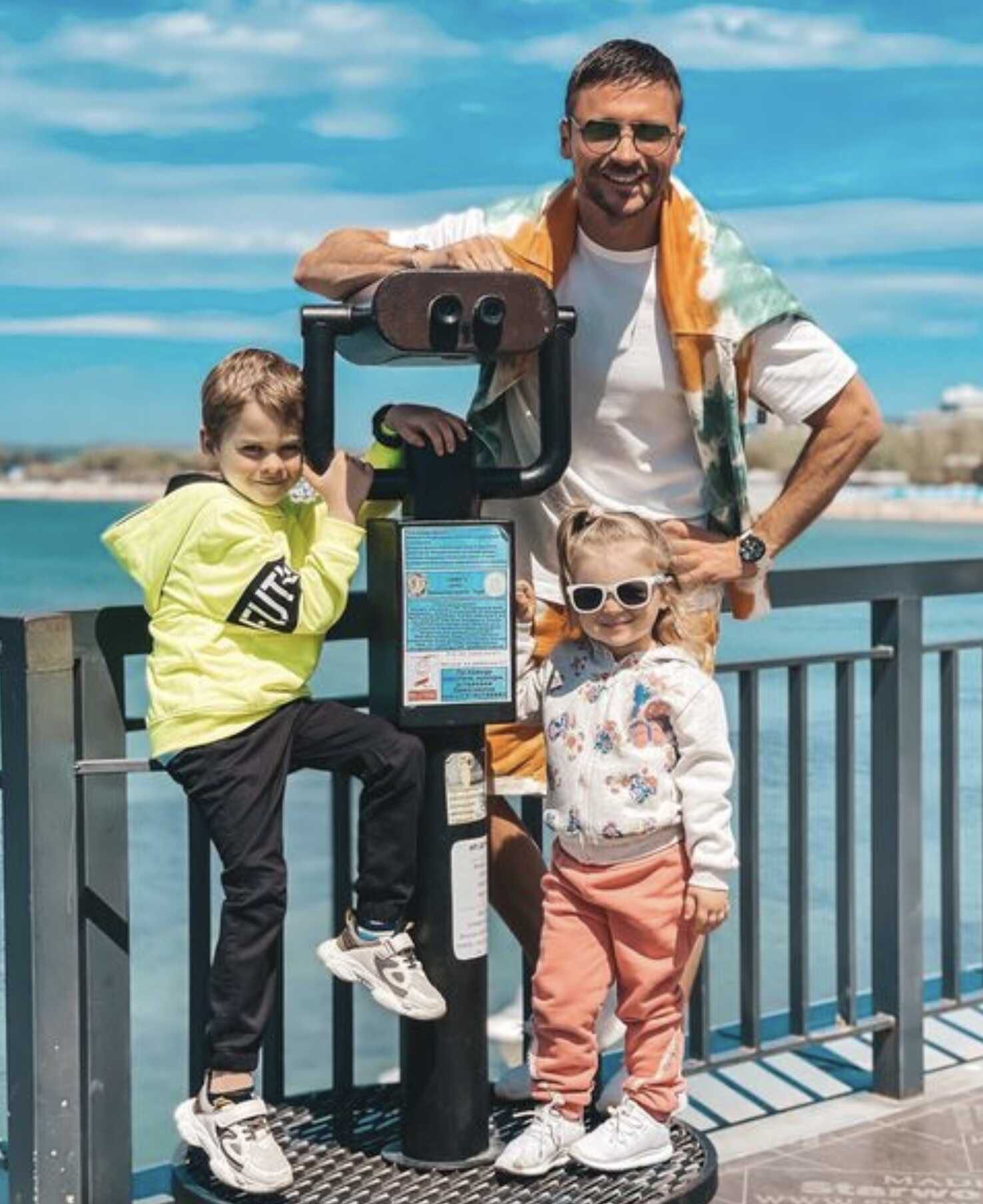«С моими солнышками»: Сергей Лазарев умилил поклонников снимком со своими детьми