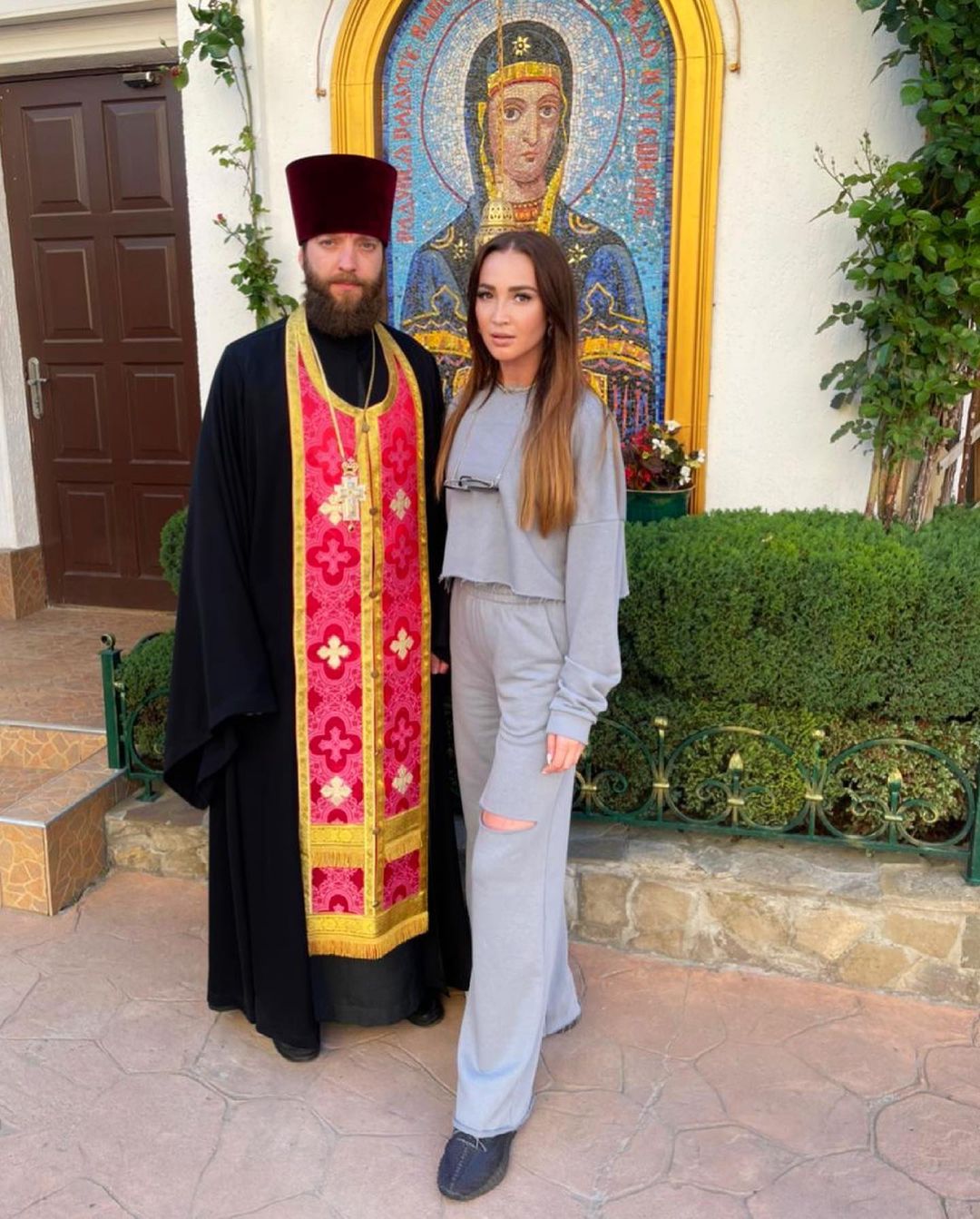 Ольгу Бузову осудили за фото со священником
